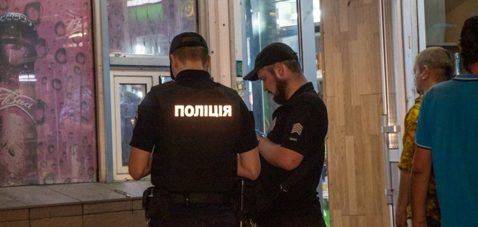 В Киеве мужчина с собакой устроил стрельбу на улице: ранена девушка