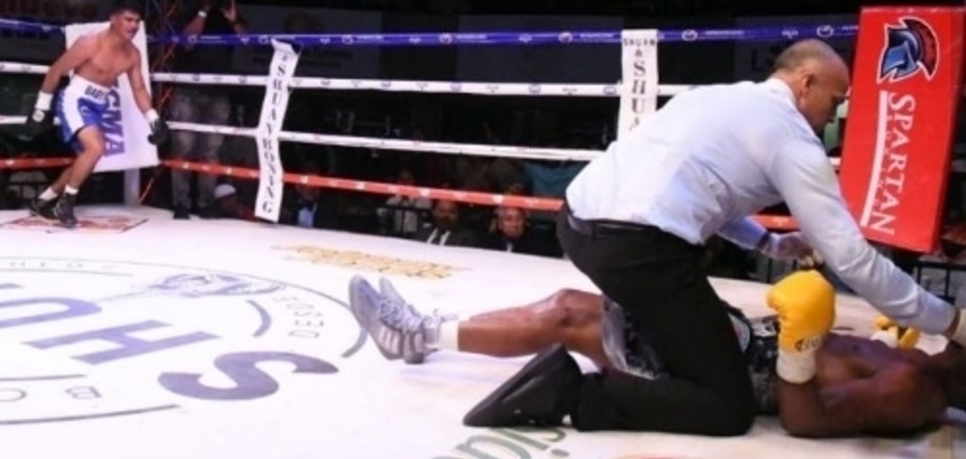 Непобедимый боксер поднялся с нокдауна и отправил соперника в кошмарный нокаут