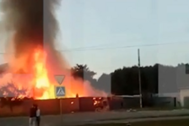 У Росії злетів у повітря житловий будинок: серед загиблих — дитина. Відео вогняної НП