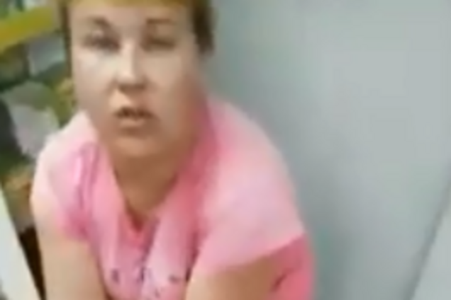 'Це Росія, дитинко!' В Астрахані жінка сходила до туалету в залі супермаркету: шокуюче відео 18+