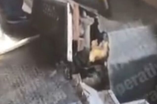 'Скоро лава піде!' У Києві автобус перевозив пасажирів із дірою в підлозі