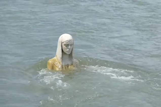 У річці Прикарпаття помітили величезну статую "Божої Матері": з'явилося відео
