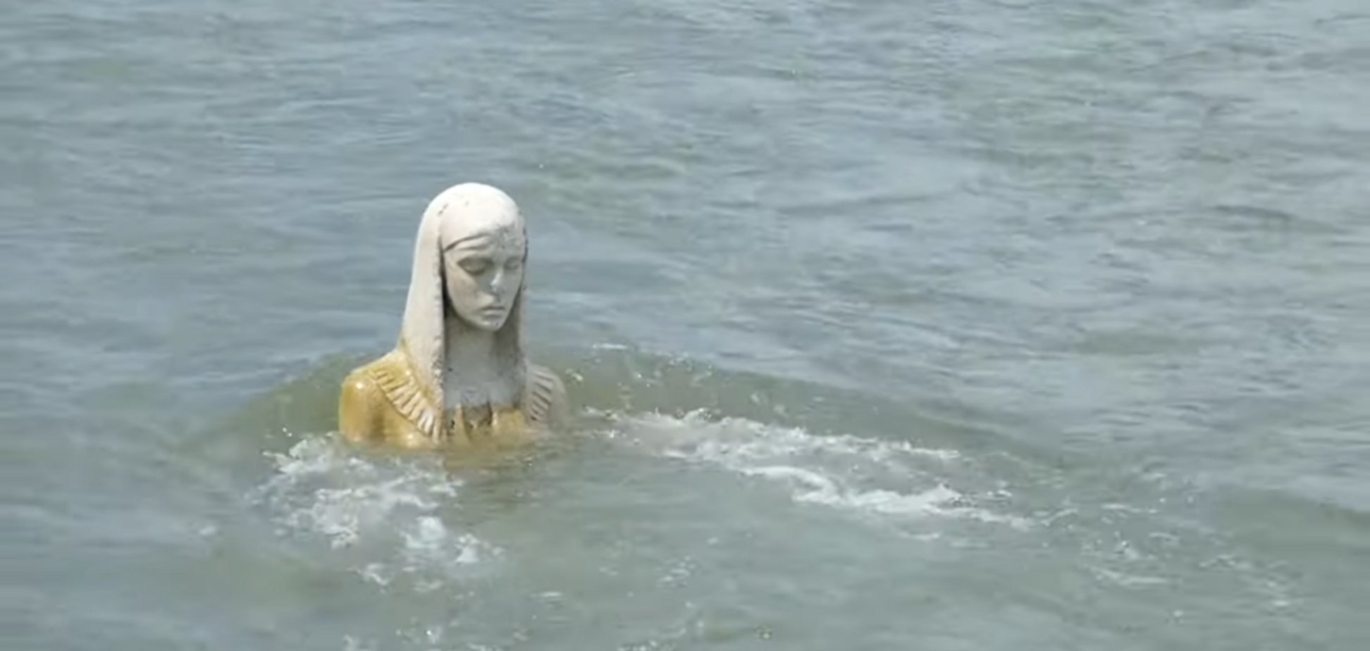 У річці Прикарпаття помітили величезну статую 'Божої Матері': з'явилося відео