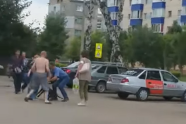 Порвал 3-летнюю малышку: в России бойцовского пса вшестером оттягивали от ребенка. Видео 18+