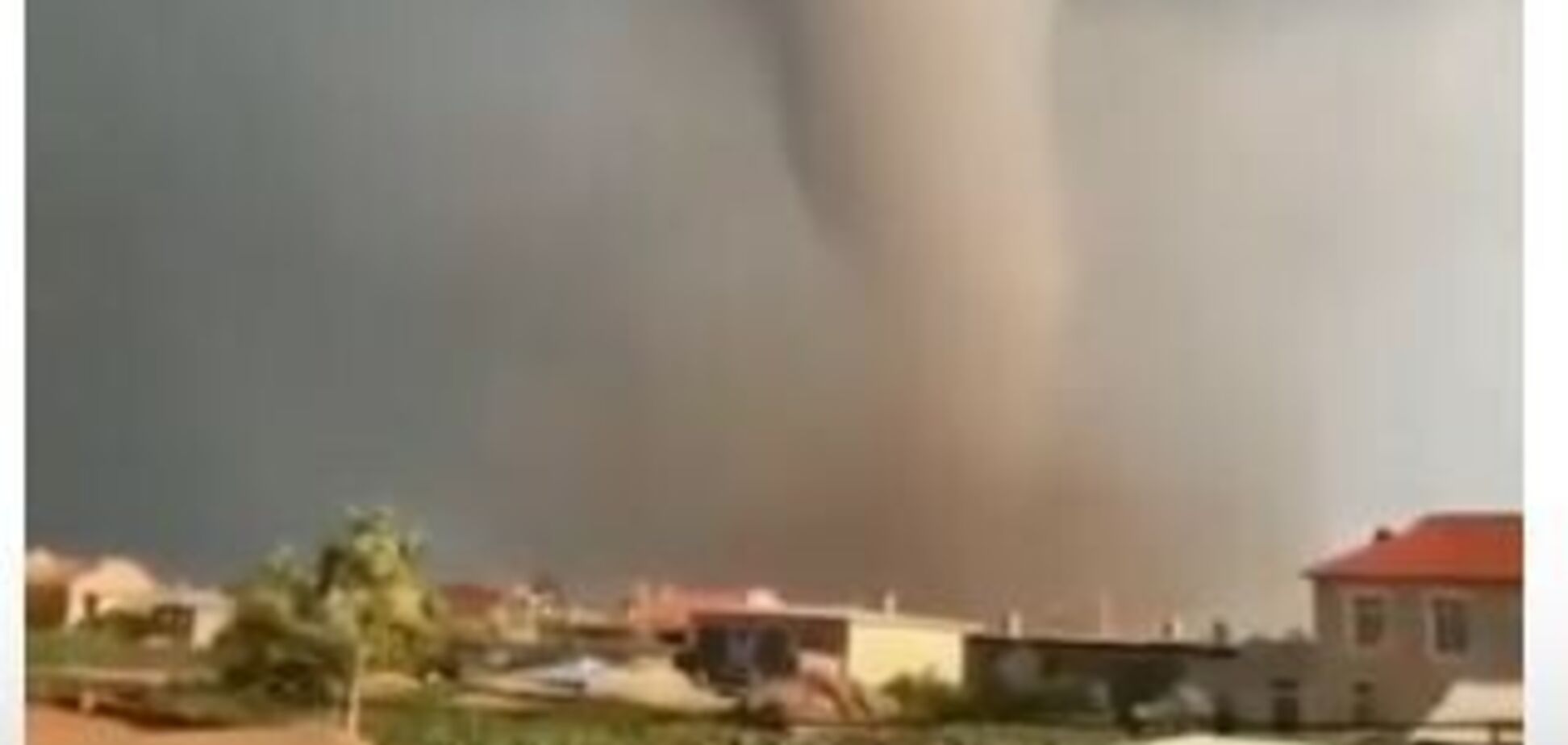 Летали кирпичи и машины: в Китае адский торнадо убил 6 человек, 190 – ранил. Фото и видео гигантского смерча