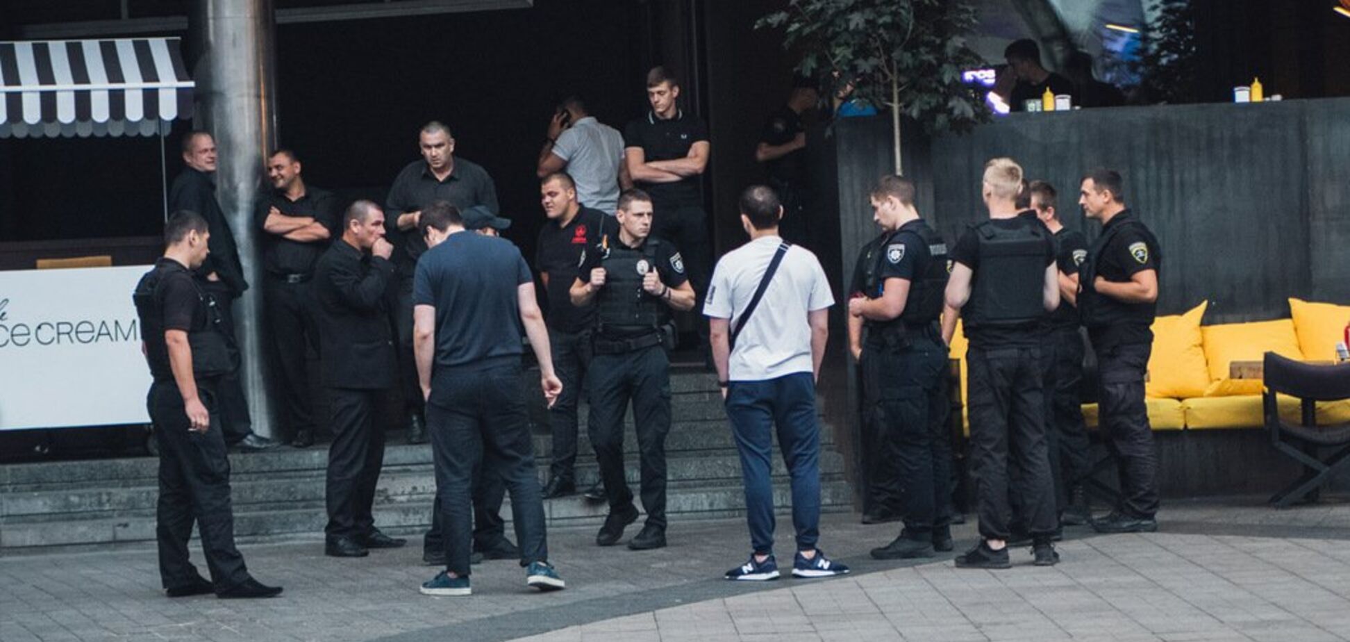 Внезапно выхватил пистолет: в элитном ТЦ в центре Киева произошла потасовка