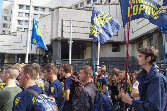 У Києві на акції під Конституційним судом трапилася бійка: є постраждалі