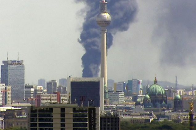 В Берлине загорелся торговый центр: видео с места ЧП