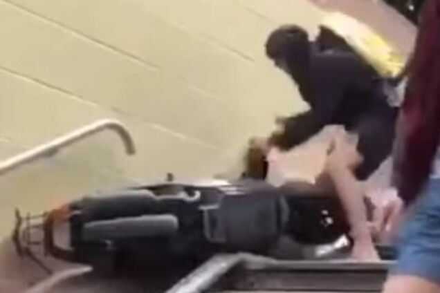 В Киеве курьер службы доставки избил прохожего шлемом