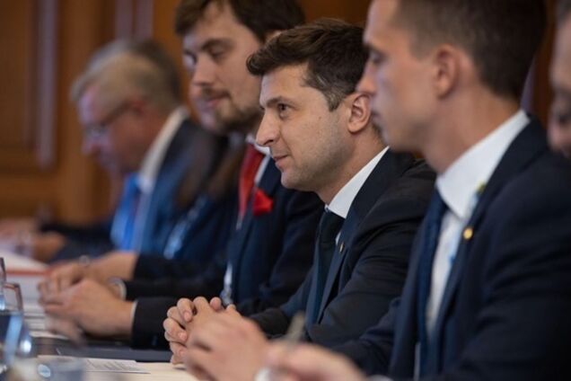 Зеленский приказал отвести украинские войска