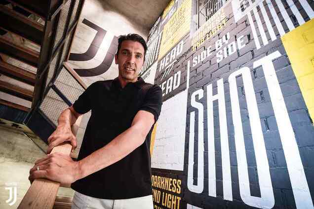 Буффон неожиданно отказал 'Ювентусу' после подписания контракта