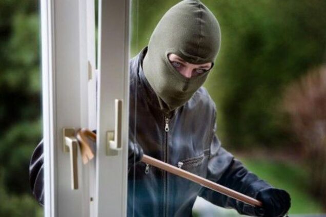 Обережно, квартирні злодії! На Дніпропетровщині пенсіонерів пограбували через вікно