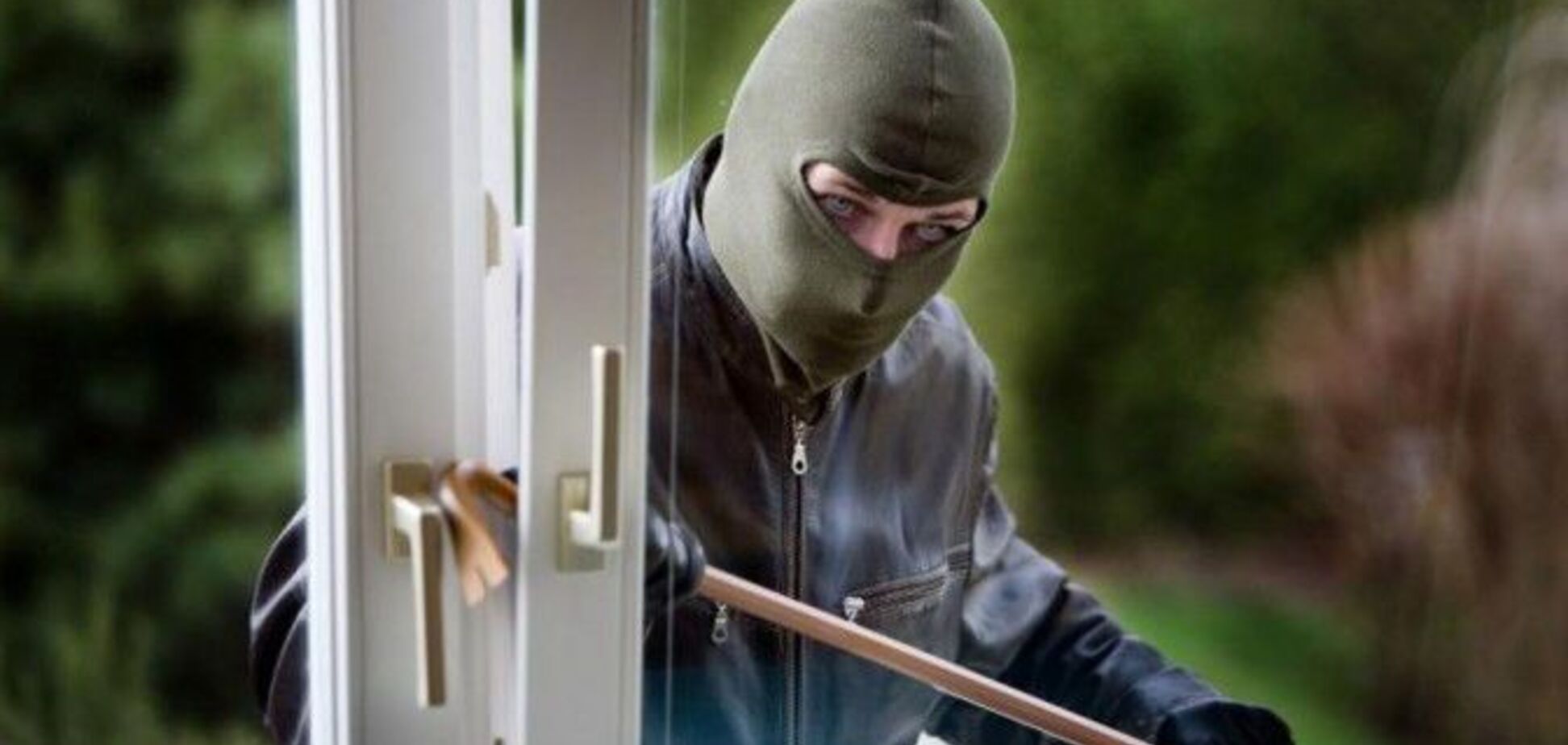 Обережно, квартирні злодії! На Дніпропетровщині пенсіонерів пограбували через вікно