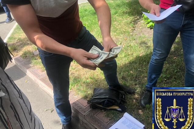 В Киеве на взятке задержали чиновника КГГА: первые детали