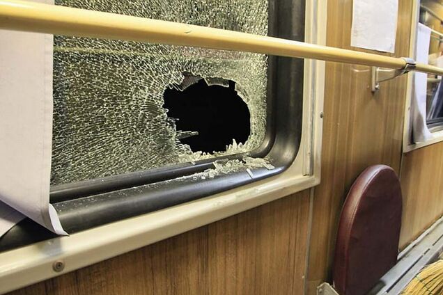 Окно в поезде разбилось, иллюстрация