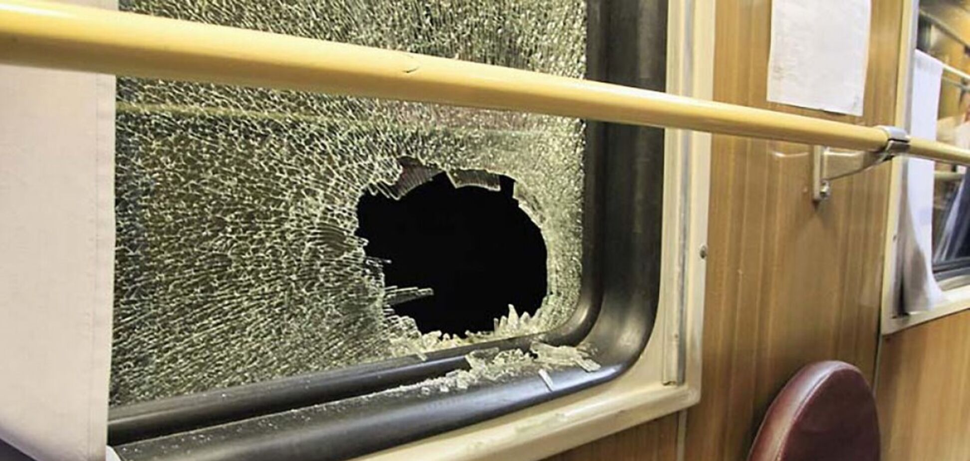 'Бійтеся 'Укрзалізниці'! У поїзді розбите вікно вивалилося на 6-річну дитину