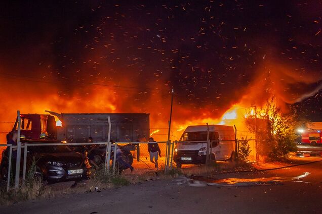 Спасатели уворачивались и падали: в Днепре произошел сильный пожар