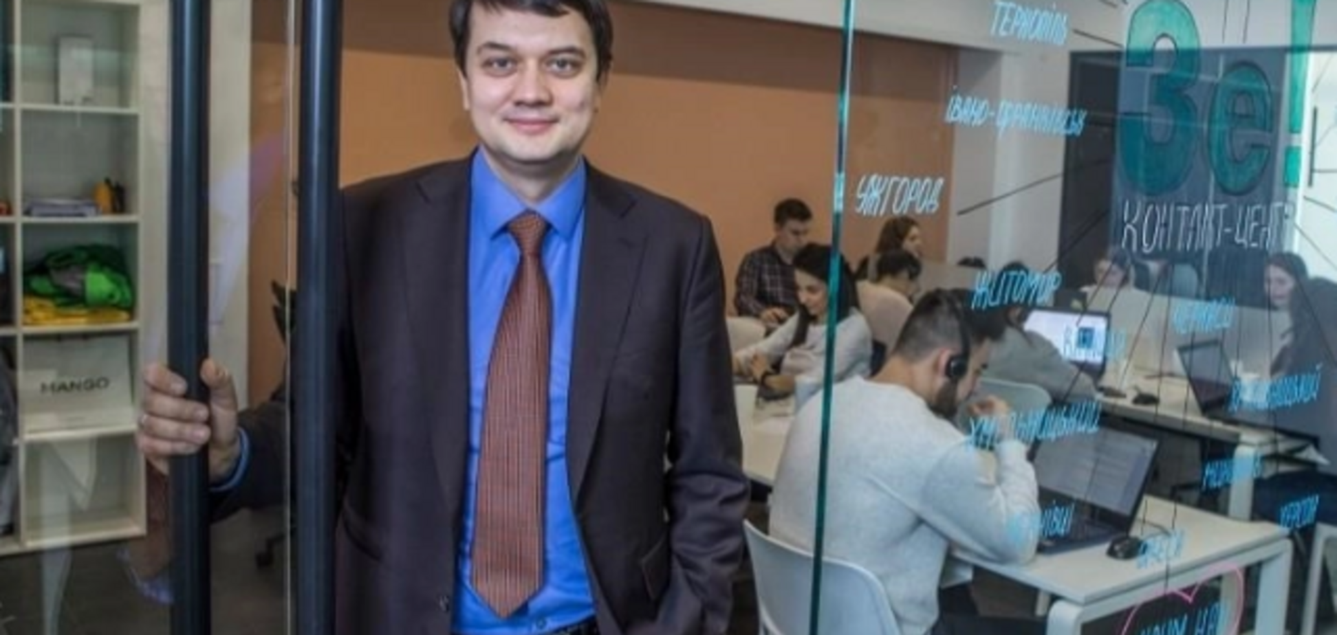 'Убегал от журналистки!' Разумков нарушил ПДД: момент попал на видео