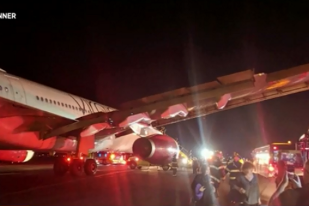 В США загорелся самолет с пассажирами: фото и видео