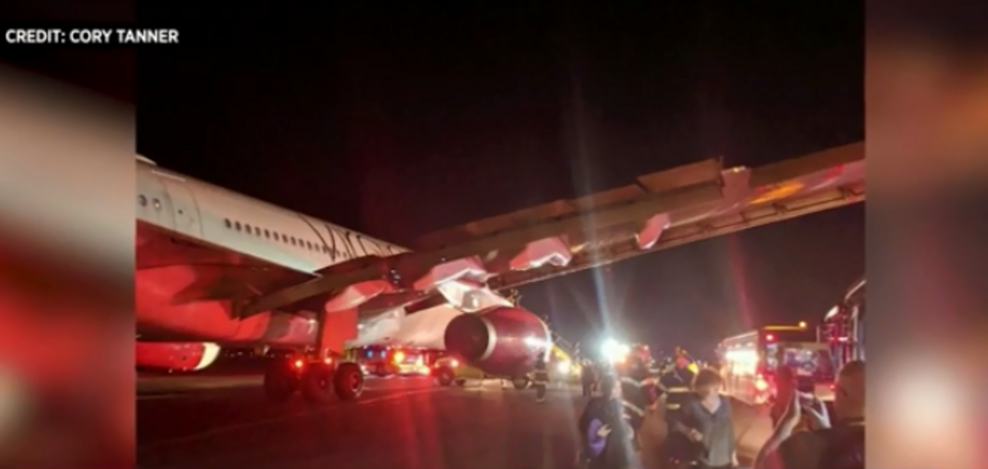 В США загорелся самолет с пассажирами: фото и видео