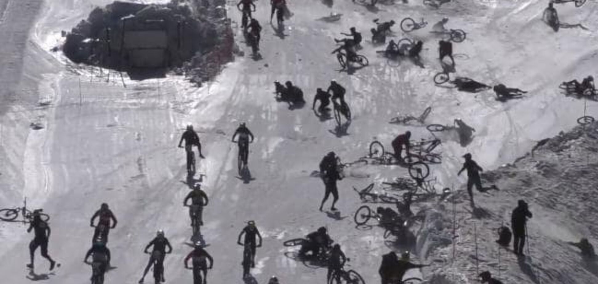 Велосипедисты устроили кошмарное месиво во время спуска с 'Адской горы'