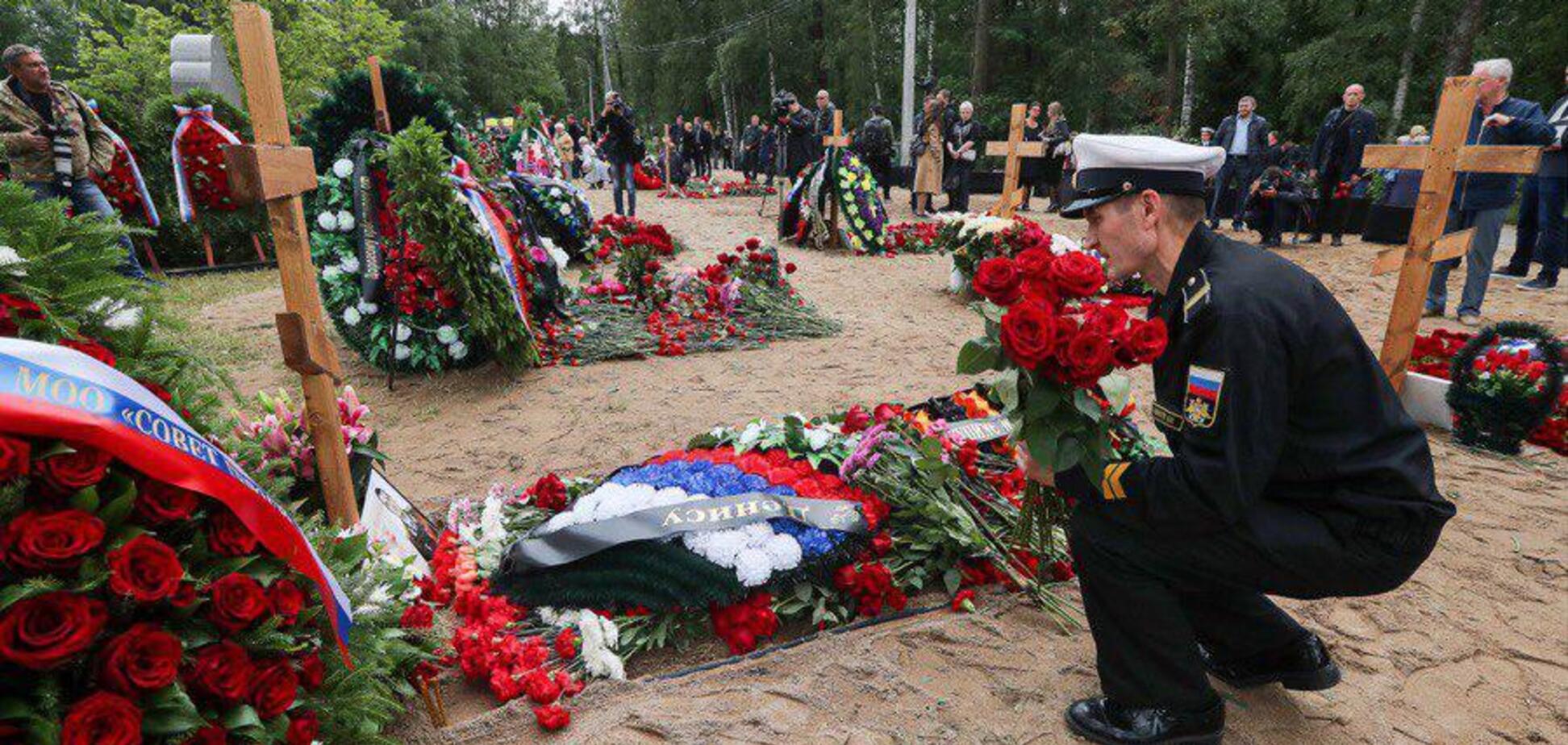 В России тайно похоронили сгоревших заживо подводников: фото и видео