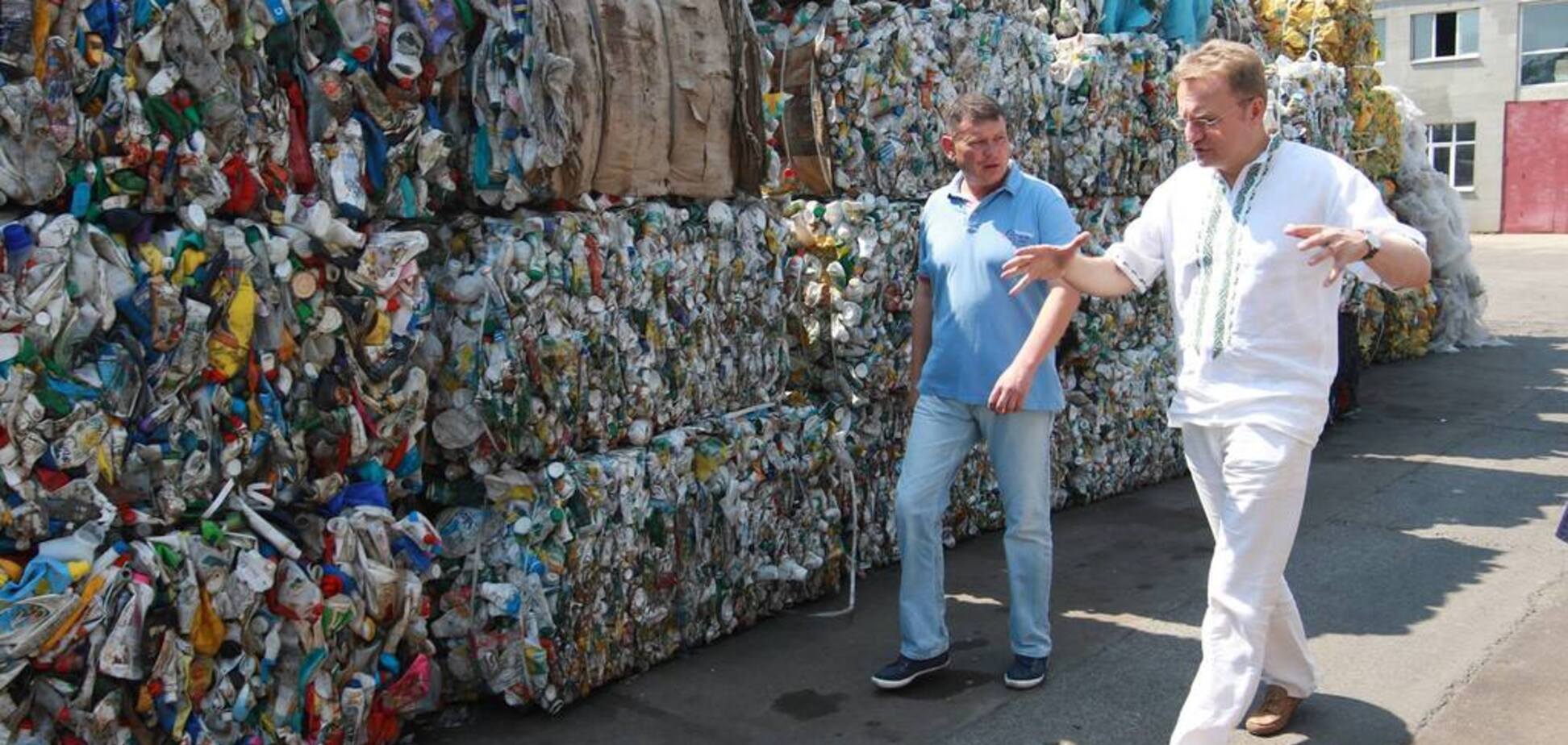 'Хочет выслужиться': экс-глава Львовской области обвинил Садового в мусорном кризисе