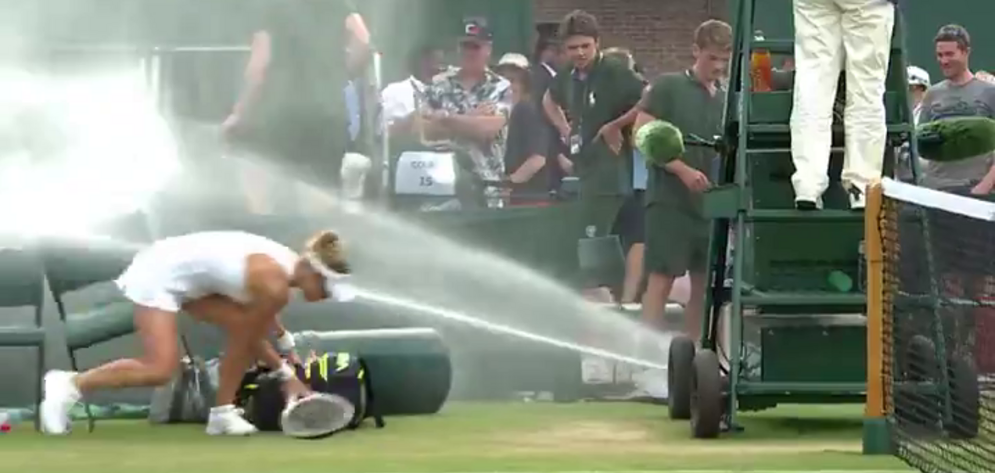 Теннисистов 'смыло' с корта в матче Wimbledon
