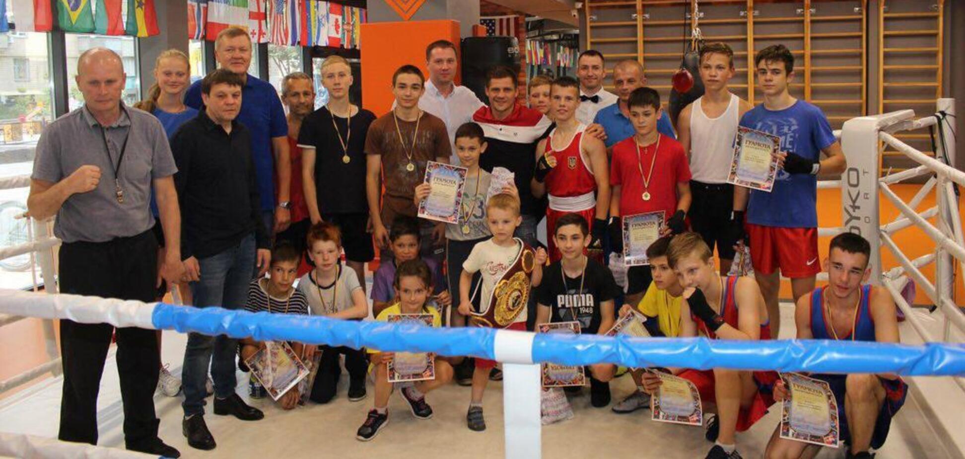 Михайло Терентьєв разом з Денисом Берінчиком привітали юних боксерів