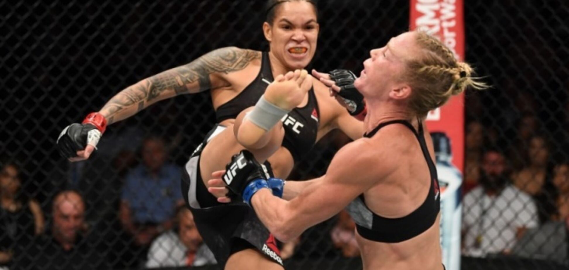 С ноги в голову: чемпионка UFC победила кошмарным нокаутом