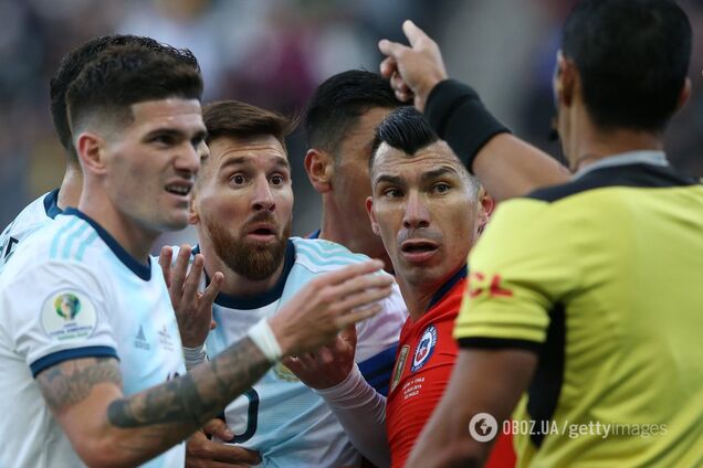 Месси удалили за драку: матч сборной Аргентины завершился скандалом