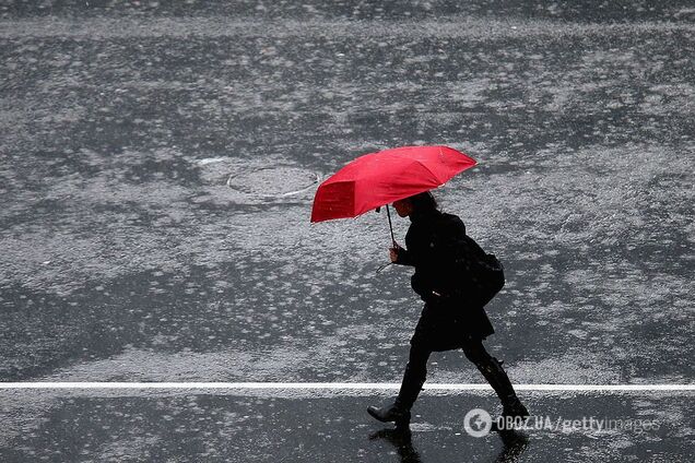 Заллє дощами: синоптики дали прогноз на початок тижня в Україні