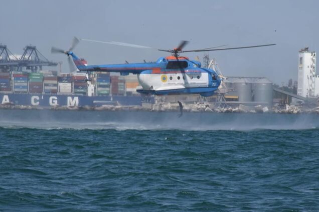 С вертолета в море: украинские пограничники показали опасный трюк