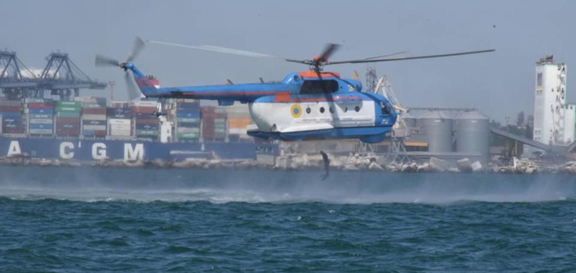 С вертолета в море: украинские пограничники показали опасный трюк