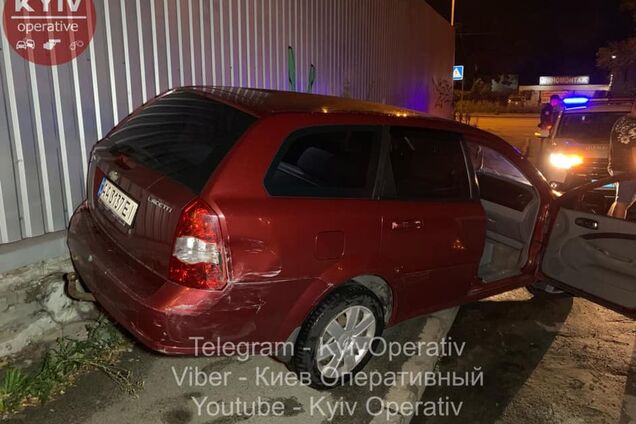 У Києві п'яний розбив 5 авто і кидався з ножем на їхніх власників: фото