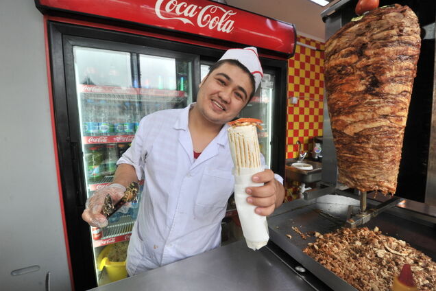 Украл деньги и тарелки с овощами: в Днепре ограбили киоск с шаурмой