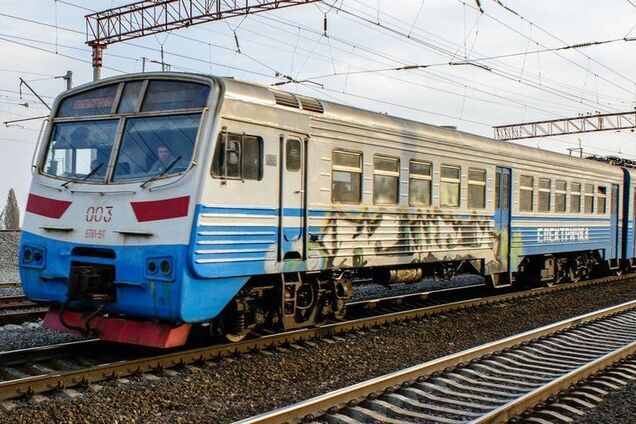 Не дійшов всього 600 метрів: під Києвом електричка насмерть збила пішохода