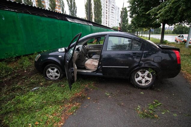 В Киеве пьяный водитель авто вылетел на тротуар: фото и видео ДТП