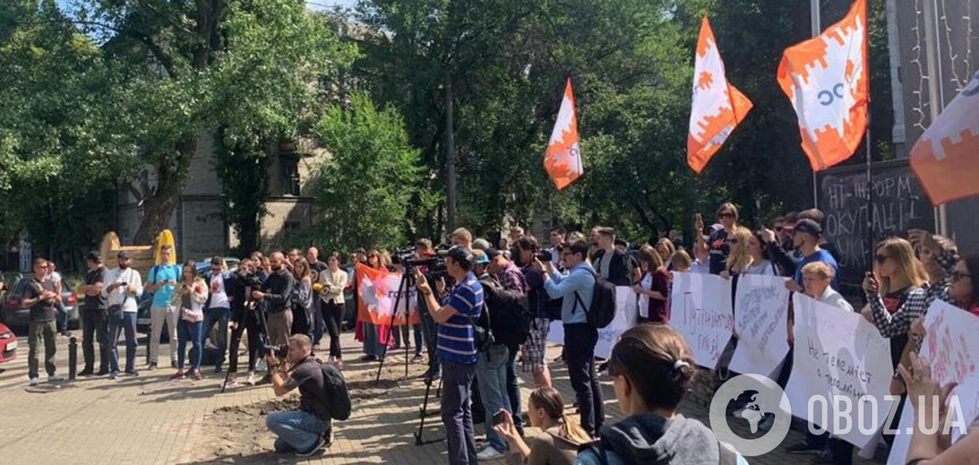 Телеміст із пропагандистами: у Києві зібрався мітинг під телеканалом