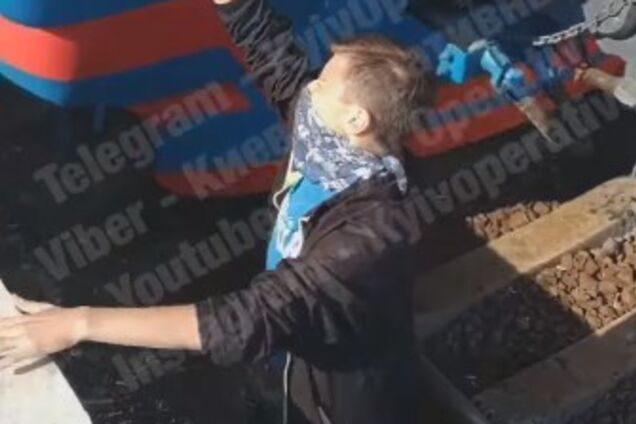 'Пошел вон!' В Киеве женщина разогнала детей-зацеперов и вызвала фурор в сети