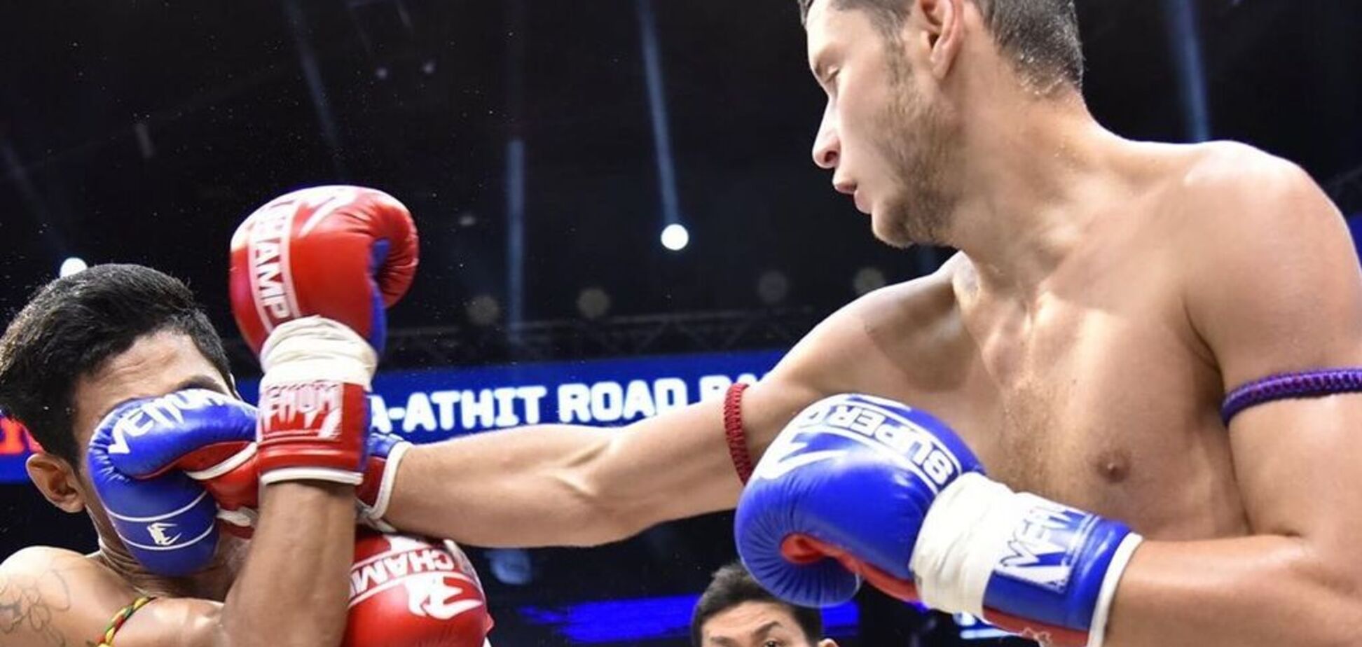 Украинский боксер победил жестким нокаутом, поднявшись с нокдауна
