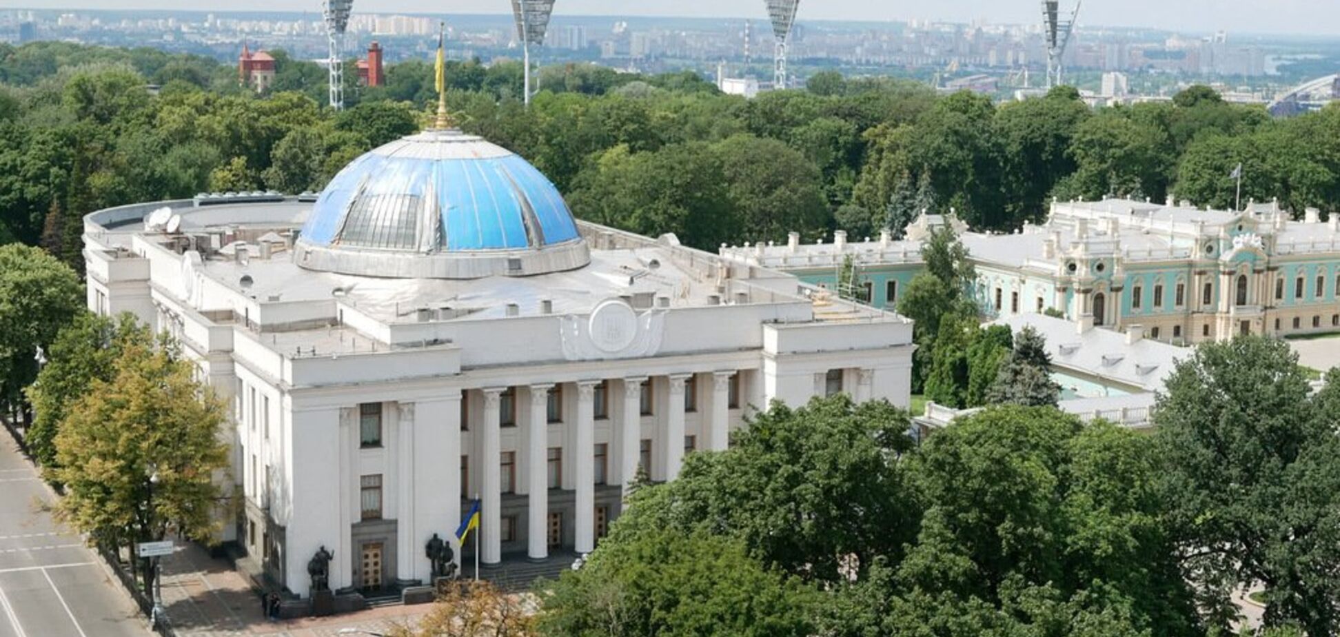 Лосось, бифштекс и 'царский' салат: чем и за сколько питаются депутаты в Раде