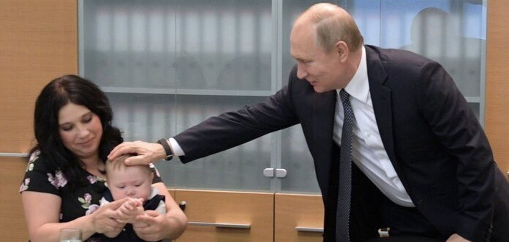 Путин потрогал нового мальчика