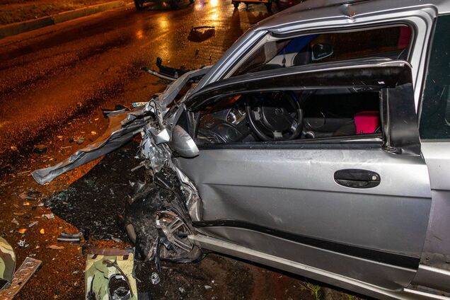 От удара машину выкинуло на тротуар: в Днепре произошло ДТП. Фото и видео