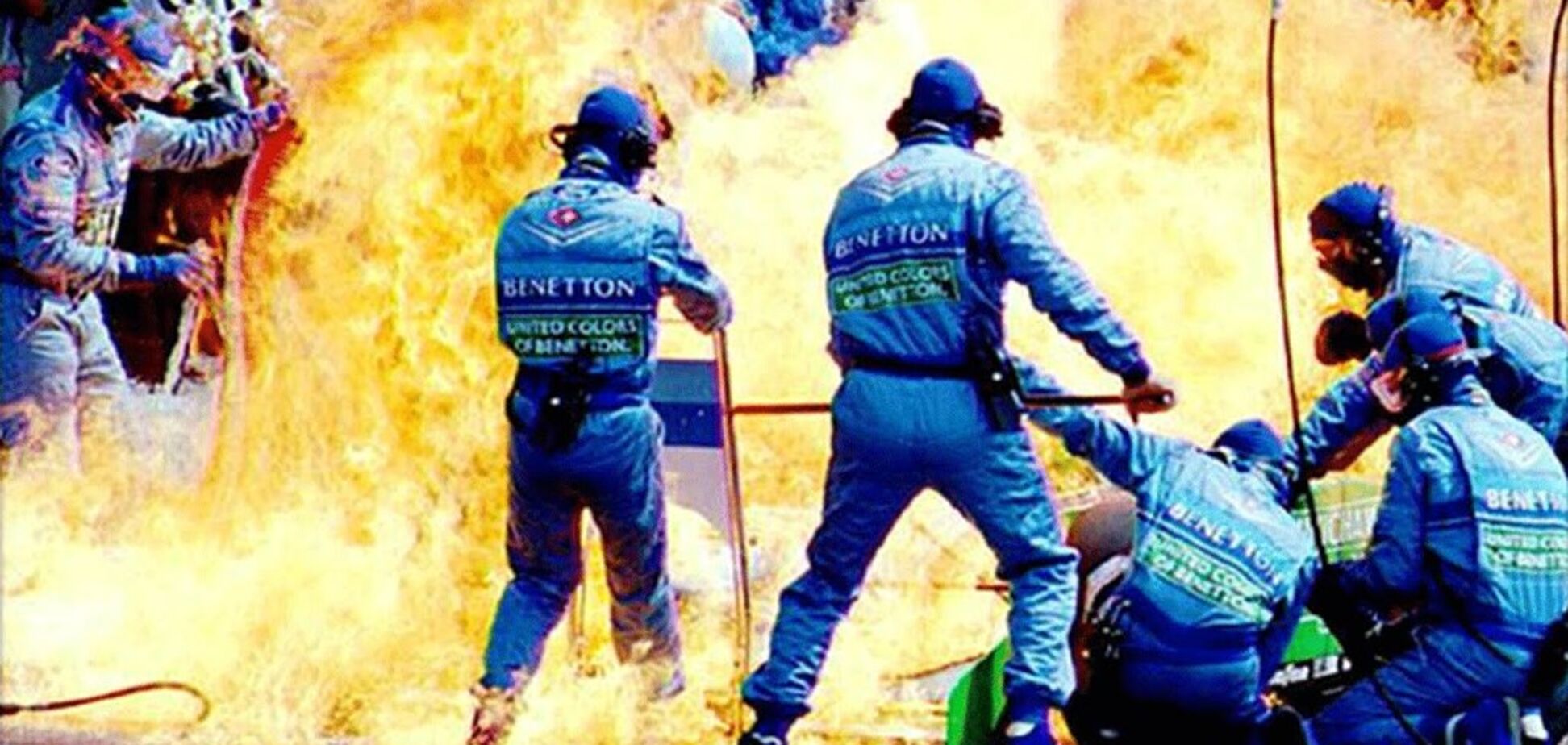 В Австралии во время гонки случился страшный пожар - видео