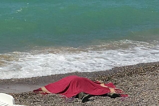 "Труп уже розкладався!" У Криму на пляж викинуло тіло чоловіка з прив'язаною гирею. З'явилося відео 18+