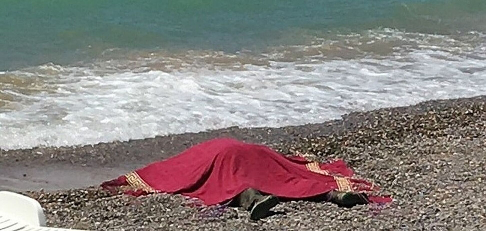 В Крыму на пляж выбросило тело мужчины с привязанной гирей