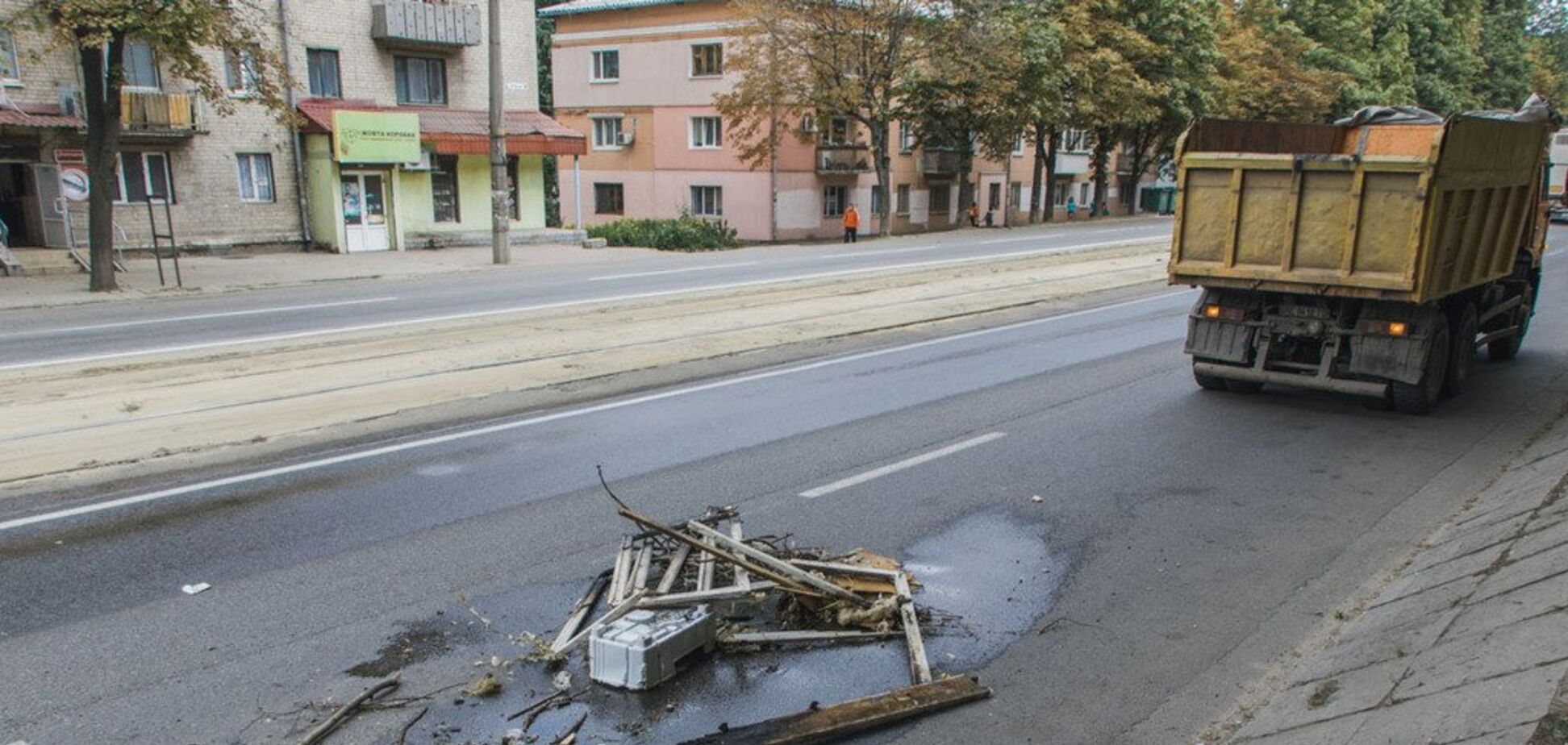 У Дніпрі на ходу загорівся КАМАЗ: фото і відео