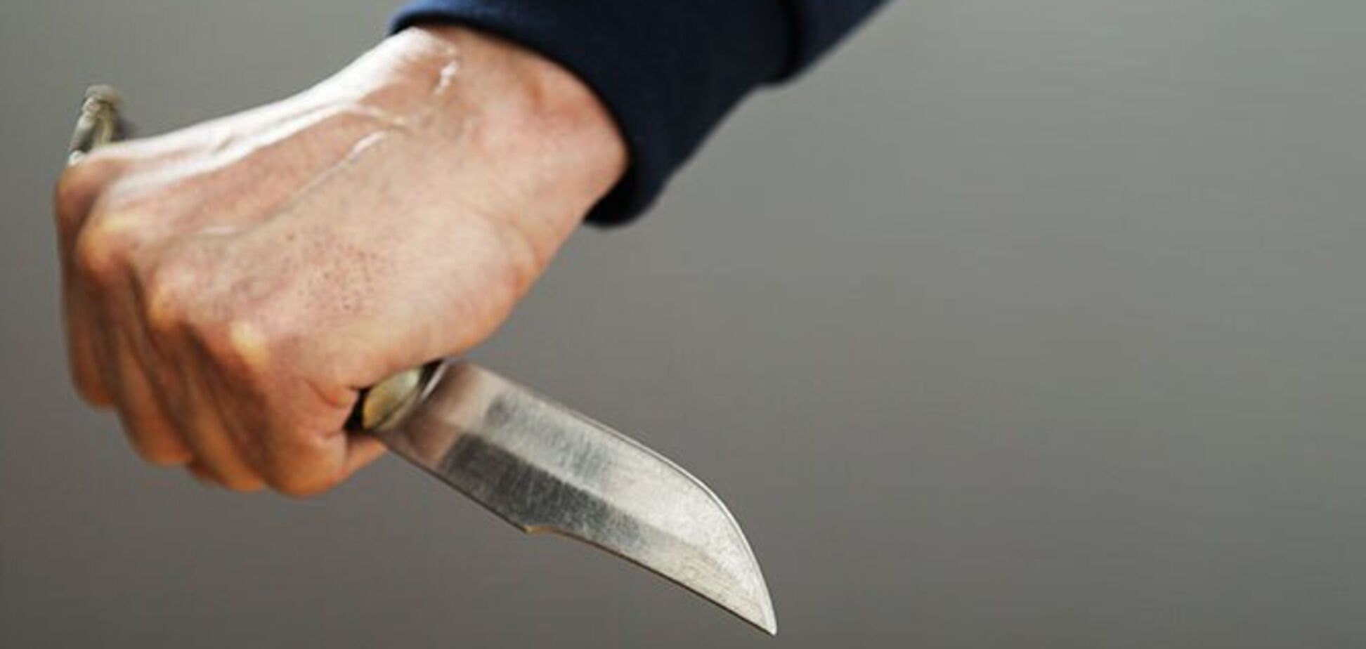 Погрожував ножем: під Дніпром розбійник напав на 20-річну дівчину