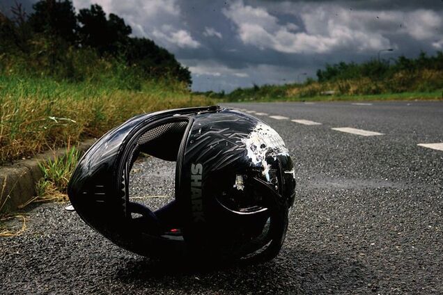 Лужа крови и оторванные пальцы: в Днепре мотоцикл влетел в Audi. Фото 18+